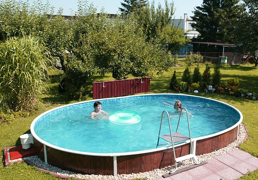 сборно-разборный бассейн возле дома