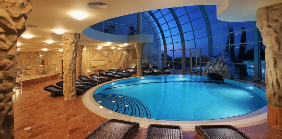 Бассейны стационарные : выбираем покрытие