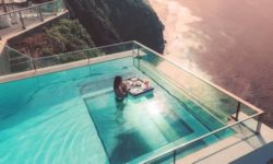 Бассейн с прозрачным дном